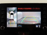 パノラミックビューモニター付きです。車両を上から見たような映像をモニター画面に表示。運転席からの目視では見にくい、車両周辺の状況をリアルタイムでしっかり確認できます。