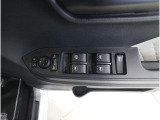 ■運転席ドアの操作しやすい位置にミラー操縦スイッチがついておりますので、ストレスなく自分のフィットする位置にセッティング頂けます。