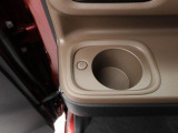 カップホルダーは運転席や助手席からちょうど手の届く位置です!!