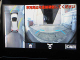 パノラミックビューモニター付きです。車両を上から見たような映像をディスプレイオーディオ画面に表示。運転席からの目視だけでは見にくい、車両周辺の状況をリアルタイムでしっかり確認できます。
