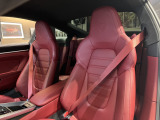 18way電動調節アダプティブスポーツシートプラス/ドライバーメモリーパッケージ(オプション設定のボルドーレッドシートベルト&ポルシェクレストエンボスヘッドレスト付)