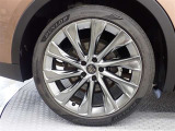 足元をドレスアップしてくれる純正アルミホイール