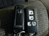 スマートキー付!キーを取り出さなくてもドアロックの施錠・開錠、エンジンの始動が出来ます!雨の日や荷物の多い日にとても便利ですね♪