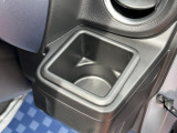 運転席ハンドルの右側にもドリンクホルダーがございます!お飲み物だけではなく、携帯電話なども置けますね♪