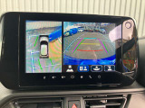 360度ビューカメラを搭載。4方の小型カメラの映像を処理し、車両真上からの映像に変換しています。駐車時大いに役に立ちます。