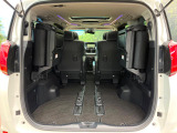 後席を格納すると、これだけの広さが!シーンに合わせたシートアレンジで、大きな荷物も積むことが出来ます♪