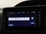 <Bluetooth>スマートフォンなどの機器と車をBluetoothで接続すると、ワイヤレスで音楽を再生できます。