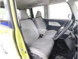 運転席シートは、座り心地を追求した座面構造を採用しています。そのため、近場へのちょっとした移動からロングドライブまで、あらゆるシーンで快適なドライビングをお楽しみいただけます。