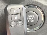 【キーレススタートシステム】カバンやポケットに入れたままでもドアの施錠・解錠が可能なスマートキーを装備。エンジンのオン・オフ時もカギを取り出す必要が無いからとっても便利です♪