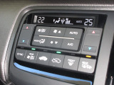 エアコンはオートエアコンでお好みの温度調整が出来、オールシーズン快適にドライブできます!リア席はプライバシーガラスで夏も涼しく過ごせます!