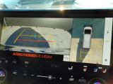 パノラミックビューモニター付きです。車両を上から見たような映像をディスプレイオーディオ画面に表示。運転席からの目視だけでは見にくい、車両周辺の状況をリアルタイムでしっかり確認できます。