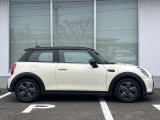 オリジナルサービスもついたMINI自動車保険も取り扱っております。MINI自動車保険にご加入いただくと、万一のトラブルを24時間365日サポートするエマージェンシー・サービスの〈プレミアム〉をご利用いただけます。