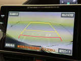 後方の見える安心をお届けするバックガイドモニター付:バックするときのアシストラインもあって楽々バック!車庫入れや縦列駐車をサポートし、苦手な駐車も安心です!今やもう手放せない装備ですネ♪