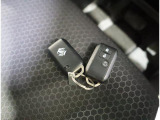 リモコンキーを取り出さなくてもエンジンのON/OFFやドアの開錠・施錠がスイッチ一つで行えるスマートキーです♪