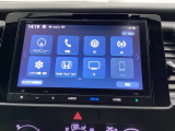 HondaCONNECT対応の便利なナビディスプレー。お持ちのスマートフォンと連携して、ナビやBluetoothでの音楽再生が可能です。デザインはもちろん、操作性も良好です。