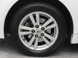 純正アルミホイールは精度が高く、走行の安定性が優れています。タイヤサイズ205/60R16
