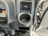 運転席前部にはカップホルダーが装備されています。