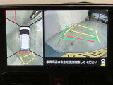 パノラミックビューモニター付きです。車両を上から見たような映像をディスプレイオーディオ画面に表示。運転席からの目視だけでは見にくい、車両周辺の状況をリアルタイムでしっかり確認できます。