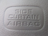 サイドカーテンエアバックシステムは、側面衝突時に大人から子供までさまざまな体格の乗員の頭部や頚部を広範囲で保護。特にセンターピラーへの頭部衝突を防ぐ展開性能を実現しています。
