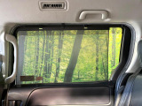 【ロールシェード】日差しや車外からの光が眩しいときにサッと引き出して使える、ロール格納タイプのサンシェードを装備。後席に乗ったお子様がウトウトしだした時など、ぜひご活用ください♪