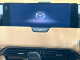 【12.3インチマツダコネクト】車内の雰囲気にマッチした大型ディスプレイ。スマホ接続でのナビ使用やBluetooth再生等、様々な機能が楽しめます。直感的なダイヤル操作が可能で、使い勝手も良好です。