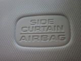 サイドカーテンエアバックシステムは、側面衝突時に大人から子供までさまざまな体格の乗員の頭部や頚部を広範囲で保護。特にセンターピラーへの頭部衝突を防ぐ展開性能を実現しています。