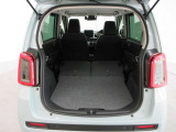 リヤシートを畳むと荷室がさらに広くなります。
