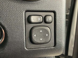 狭い駐車場で便利な電動格納ドアミラーが付いています。