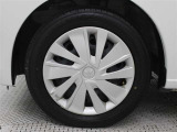 足元を汚れから守りスムーズな空気の流れに貢献するフルホイールキャップを装着しています。タイヤサイズ155/65R14