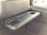 運転席の背面にテーブルがあるので便利ですね!