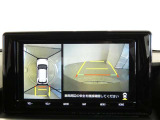 【全周囲モニター】車を上空から見下ろしたような映像をカーナビ画面に映し出し、車庫入れや縦列駐車をサポートしてくれます。