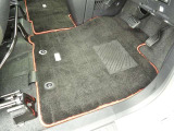 フロアマットも綺麗にクリーニングされています。