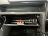 車検証入れになどにも使える便利な収納BOXあります。