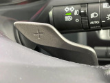 【パドルシフト】ハンドルから手を離さずに素早くシフトアップ&ダウンができるので、エンジンブレーキを使う下り坂や高速道路の合流で加速したい場面で役立ちます。