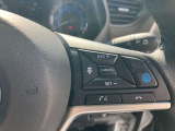 ハンドルの右側にはプロパイロットシステムのスイッチが付いているので、高速道路の運転が楽になりますよ!左側のオーディオ操作のスイッチにて音量調整等をナビを直接触ることなく操作ができます。