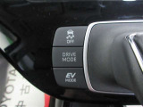 EVドライブモードで、エンジン音や排気ガスを気にすることなく走れます。早朝・深夜や屋内の駐車場などで重宝しますよ♪