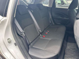 後部座席です。後席も大人の方でもゆったり乗れるスペースを確保♪足元も深くシートのクッションも柔らかくロングドライブの疲労を軽減してくれます♪