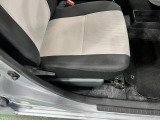痛みの出やすい運転席シートの角、フロアマット、座面、ともに良好です