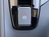 電動パーキングブレーキ。スイッチを引き上げるだけでパーキングブレーキがかけられます。ブレーキを踏んでスイッチを押下すると解除されます。