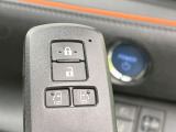 【スマートキー】カバンやポケットに入れたままでもドアの施錠・解錠が可能なスマートキーを装備。エンジンのオン・オフ時もカギを取り出す必要が無いからとっても便利です♪