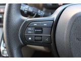 ハンドル左部分でオーディオ操作が可能。そのため、運転中でも目線をずらさずに安全運転♪スマートフォンを接続してハンズフリー通話も可能です。