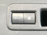 【パワーバックドア】スマートキーや運転席のボタンを押すだけでリアゲートが自動で開閉します!荷物を持っている時や、高い位置にあるバックドアを閉める際に便利な機能です♪