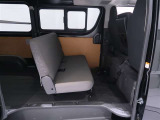 折りたたみ式の後部座席は3名乗車可能です。