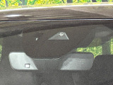【スマートブレーキサポート】走行中に前方の車両等を認識し、衝突しそうな時は警報とブレーキで衝突回避と被害軽減をアシスト。より安全にドライブをお楽しみいただけます。