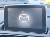 【8インチマツダコネクト】車内の雰囲気にマッチした大型のディスプレイ。スマホ接続でのナビ使用やBluetooth再生等、様々な機能が楽しめます。直感的なダイヤル操作が可能で、使い勝手も良好です。