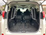 後席を格納すると、これだけの広さが!シーンに合わせたシートアレンジで、大きな荷物も積むことが出来ます♪