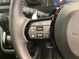 ステアリングにオーディオ操作スイッチが付いています。オーディオ画面に直接タッチしなくても操作が出来ますので、運転に集中できます。