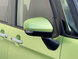 対向車や歩行者が認識しやすいサイドターンランプ付カラードドアミラー