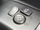 【電動格納ミラー】サイドミラーは電動格納式となっており、狭い駐車場でもキズがつくリスクを抑えられます。