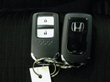 スマートキー付!キーを取り出さなくてもドアロックの施錠・開錠、エンジンの始動が出来ます!雨の日や荷物の多い日にとても便利ですね♪